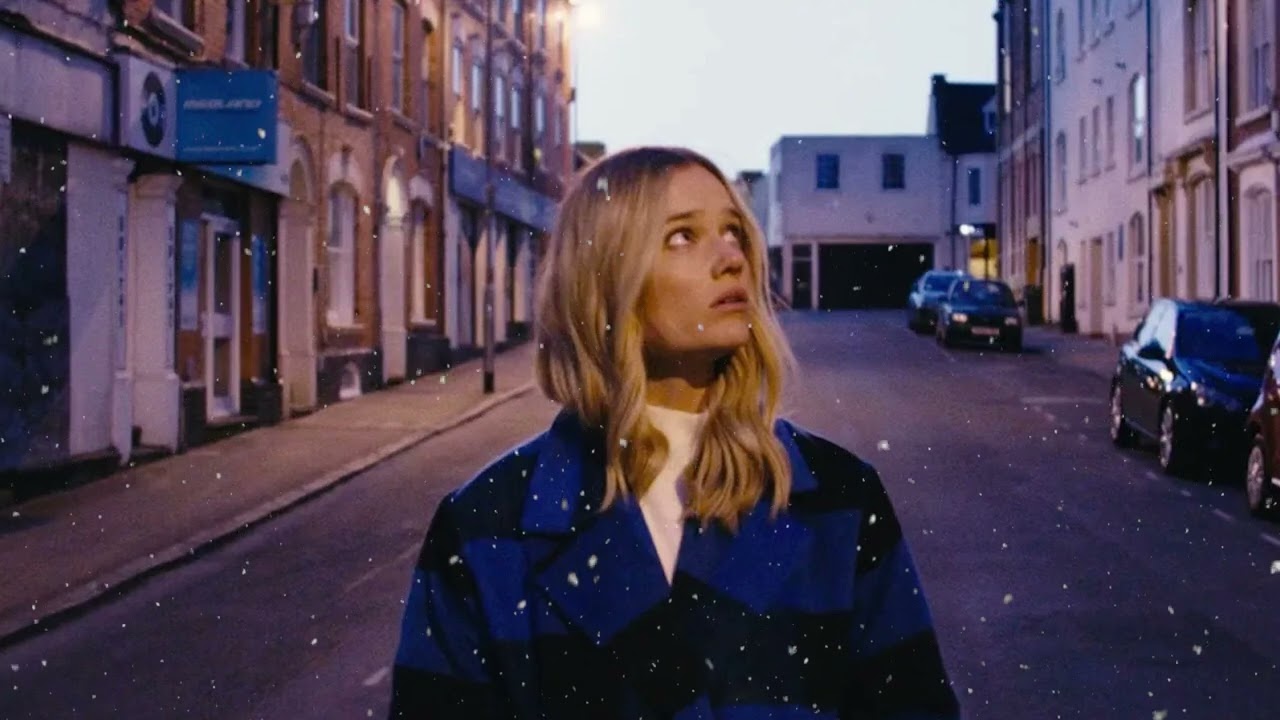 Florrie - Kissing In The Cold (Mistletoe Version) (Official Audio)