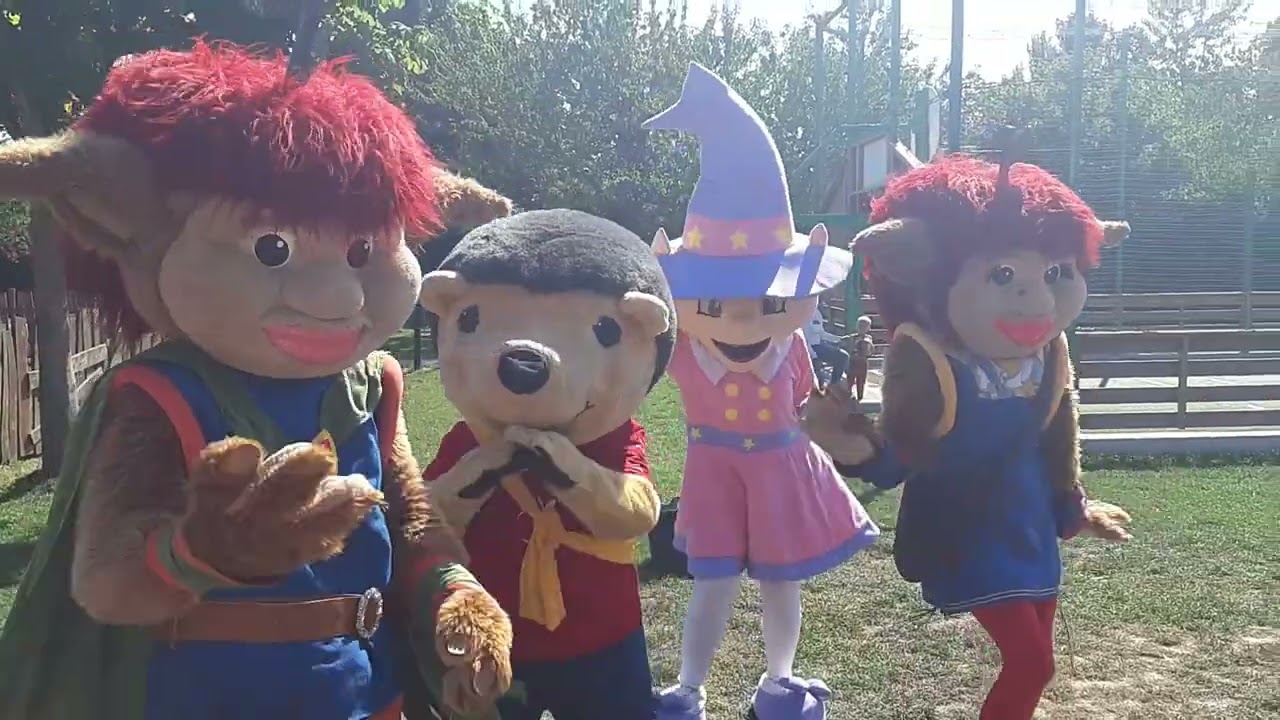 Yasmijn, GRaddus, Vleghel, Carabouille, GRadette en Lilo dansen DJ GRebbelicious