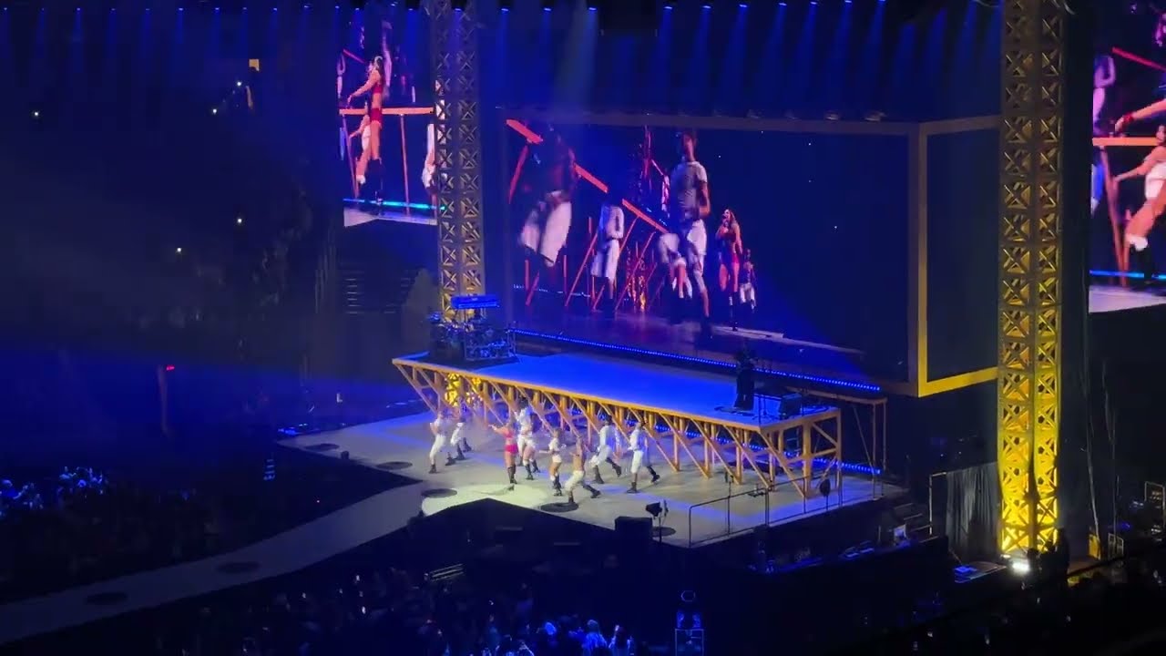Tate McRae Performing “Greedy” in Houston Texas Toyota Center Miss Possessive Tour 2025