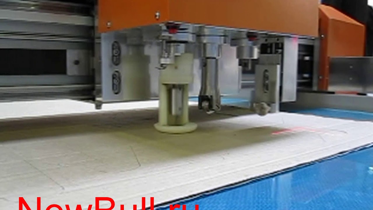 Планшетный режущий плоттер DCZ50-1310 в работе по выкраиванию и биговке коробки из гофрокартона слож