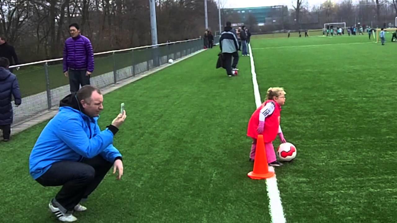 1e voetbaltraining EssiMessi 4 jaar - Roda '23