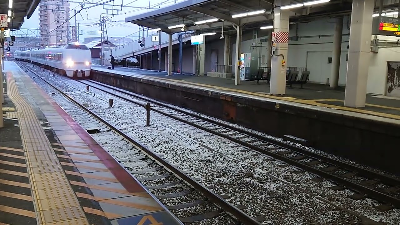 雪化粧の網干駅 らくラクはりま3号 入線