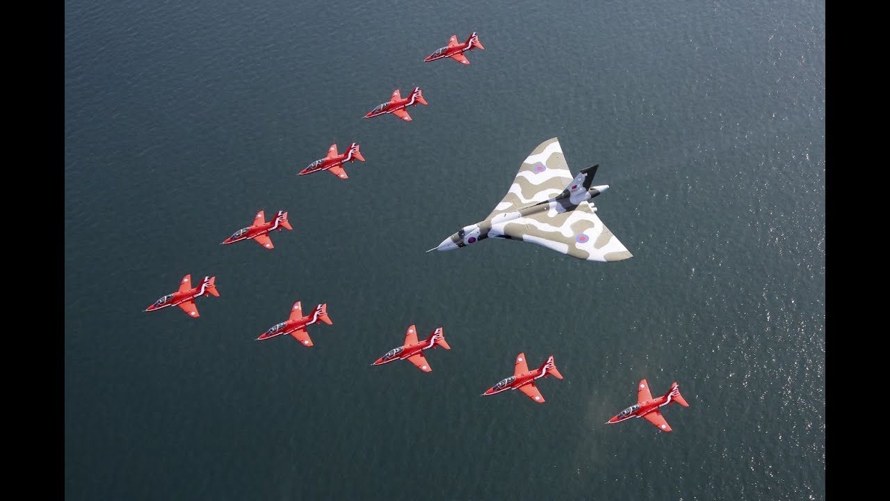 Southport Air Show - XH558 with The Red Arrows one last time - 'Feel the Pride'