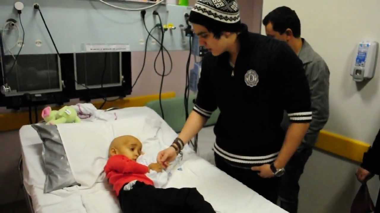 Luan Santana visitando a Manuela Morais no GRAACC - 08.06.2012