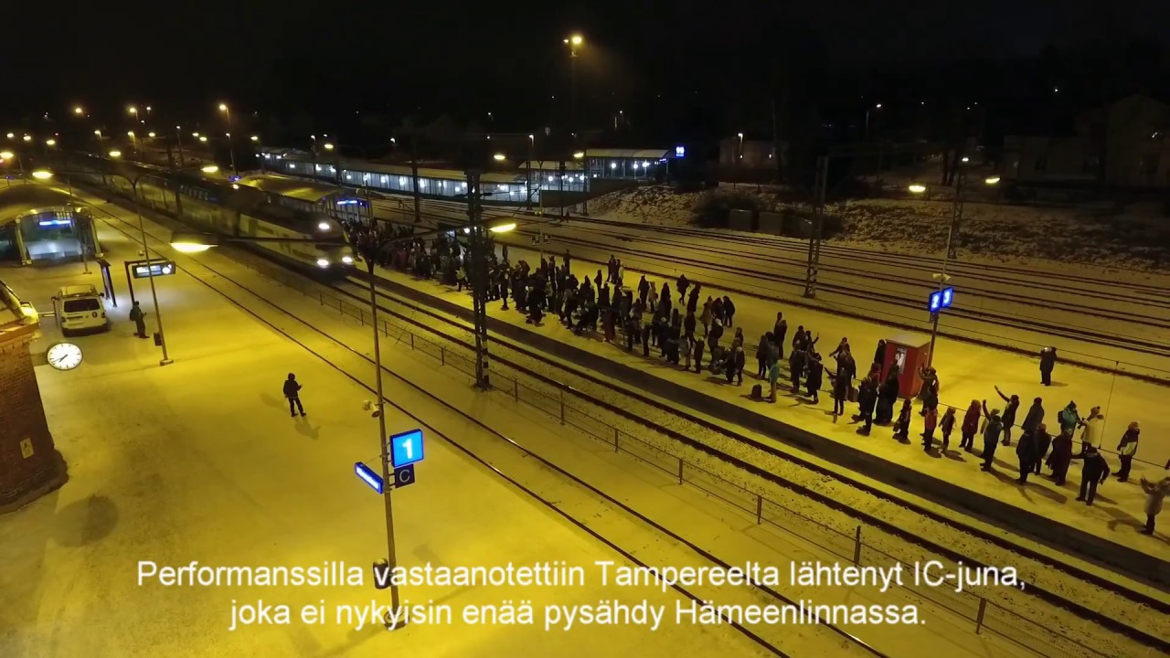 Juna ohittaa Hämeenlinnan rautatieaseman