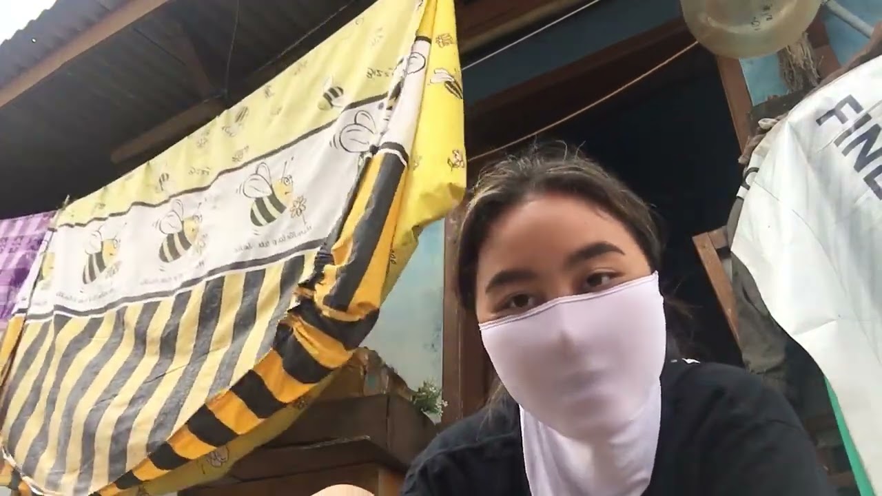 main di depan rumah pke masker spandek...