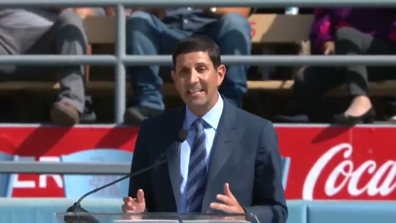 Alan Smolinisky&rsquo;s inspirational speech about immigrants at Dodger Stadium Naturalization Ceremony