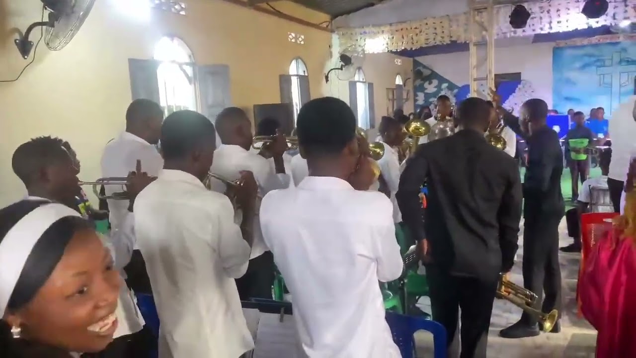 Flacim tocando no momento ofertório na Paróquia do Soyo IEBA.