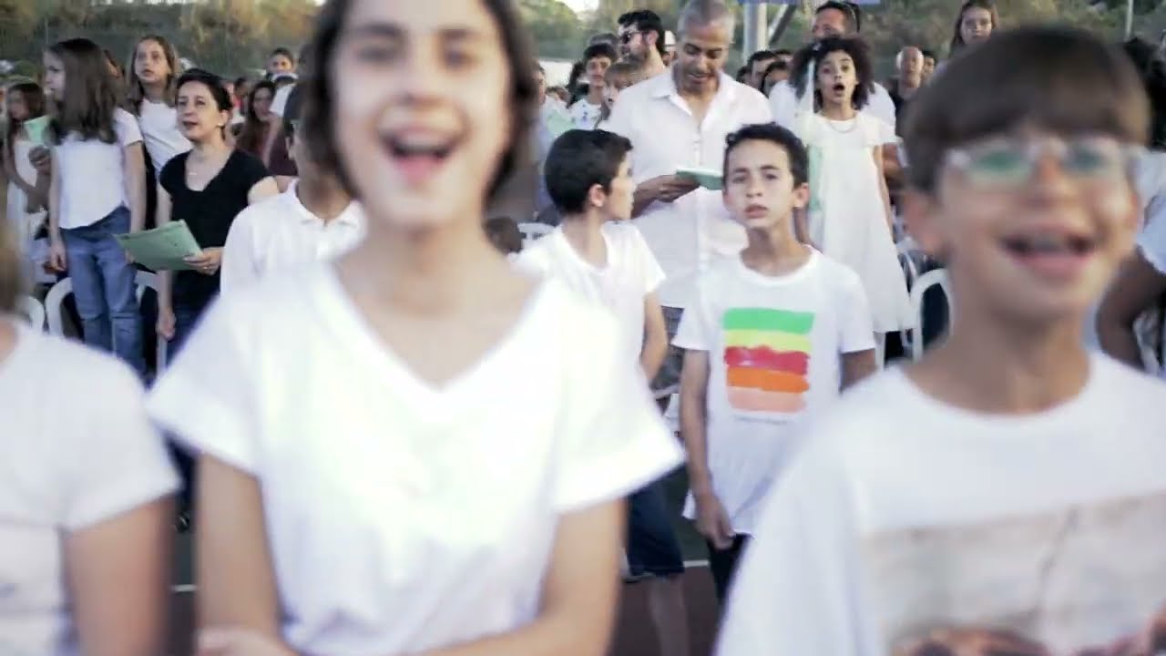בית הספר "רמות-ויצמן" יבנה, ערב קהילתי, שירת המונים, חופשי ומאושר