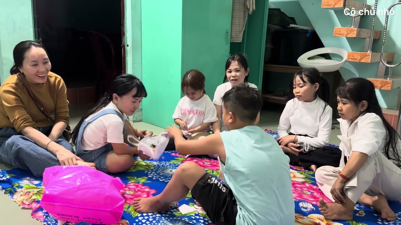 Cười sỉu m&agrave;ng tặng qu&agrave; của &Uacute;t Mini v&agrave; t&acirc;m sự của mấy chị em || C&ocirc; Chủ Nhỏ