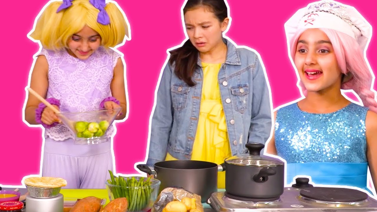 Princess Olivia Cooks Thanksgiving Dinner 🦃 Recipe Disaster - Princesses In Real Life | Kiddyzuzaa