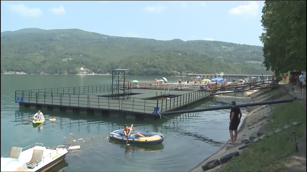 Pontonska plaža na jezeru Perućac