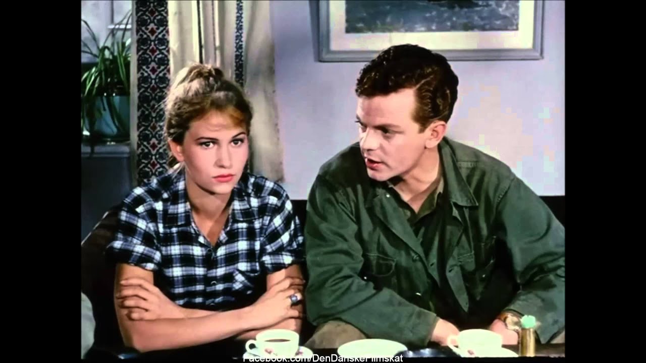 Soldaterkammerater rykker ud (1959) - Bolleå underholder ved klaveret