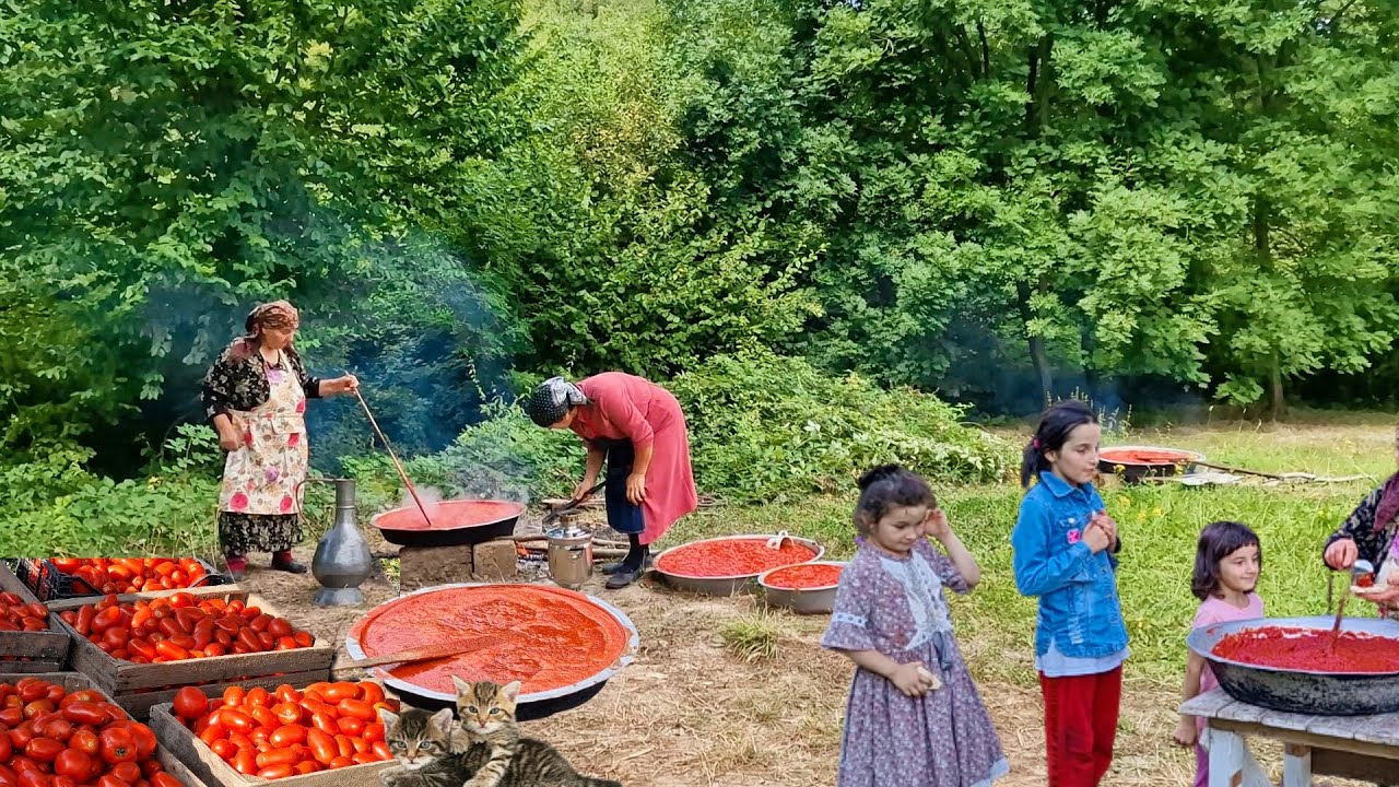 Naturalna pasta pomidorowa w stylu wiejskim ze świeżych pomidor&oacute;w i papryki.