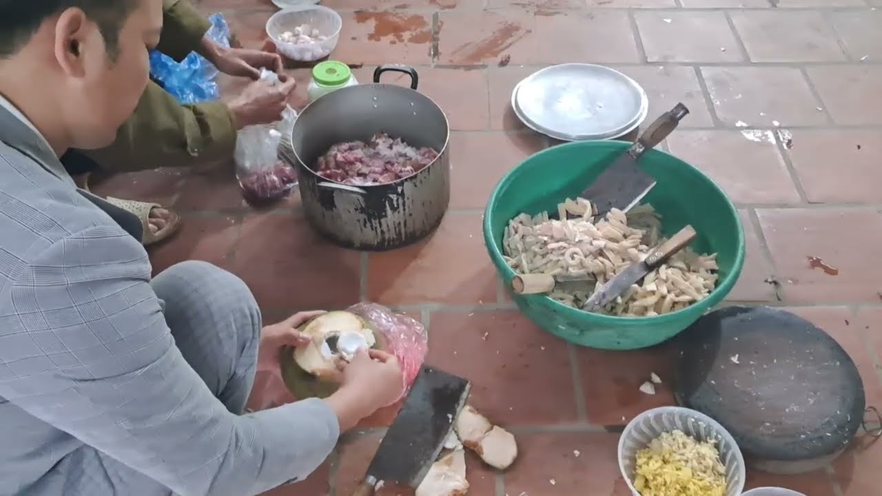 Làm bữa thịt chó rượu mận Tất niên cuối năm cả nhà xum vầy