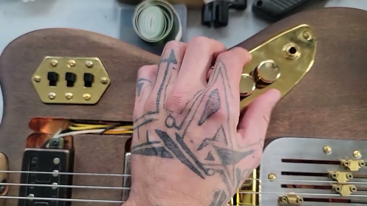 DIY Jaguar Bass VI w/ Robot Graves THRD