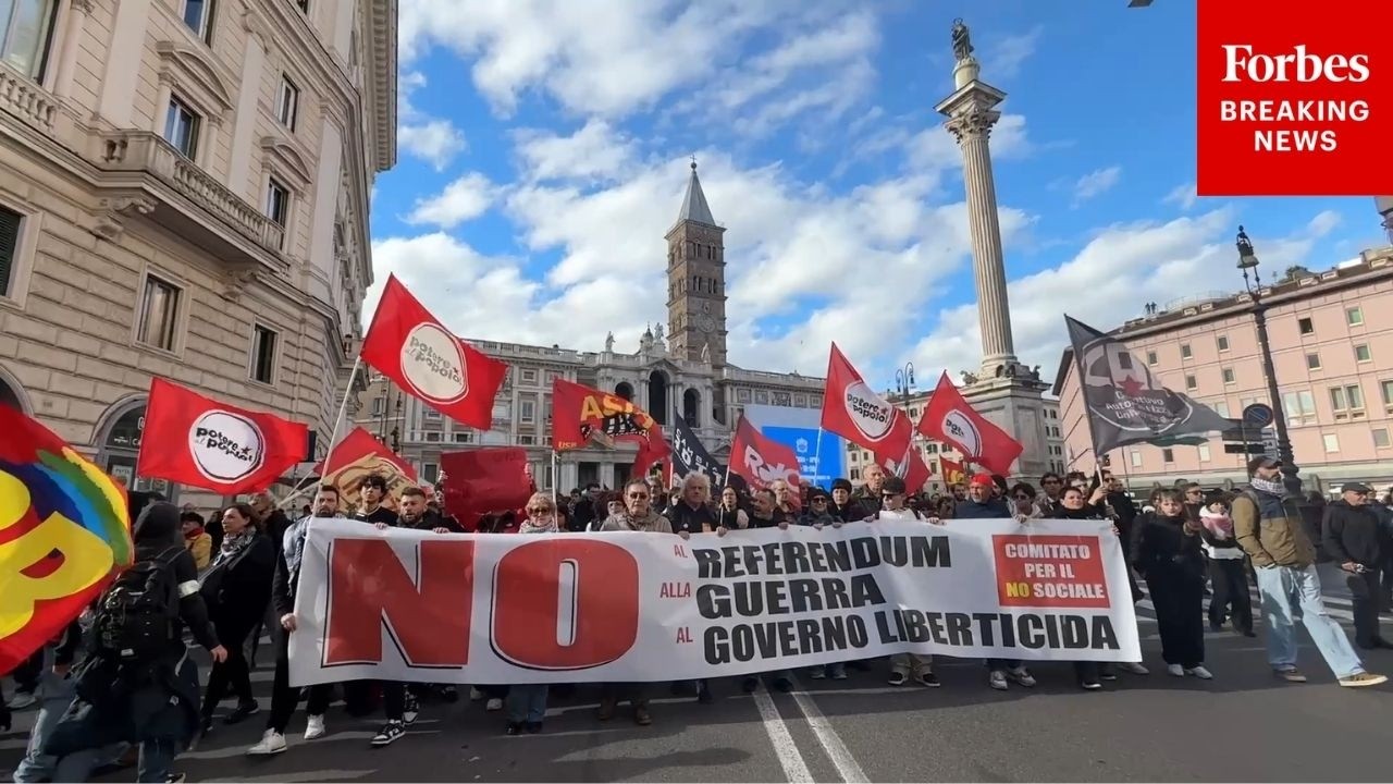 В Риме, Италия, тысячи протестующих собрались на митинг против американо-израильских ударов по Ир...
