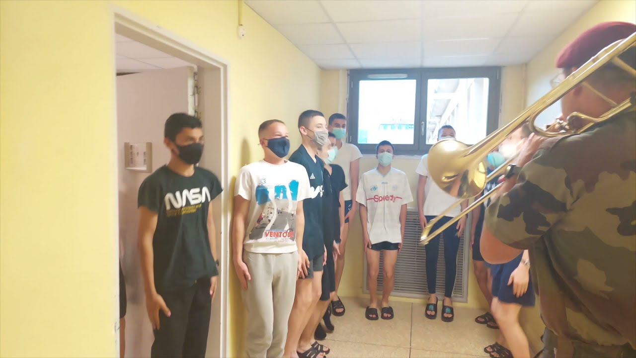 Lycée militaire d'Aix en Provence - Réveil en fanfare internat S5 2021