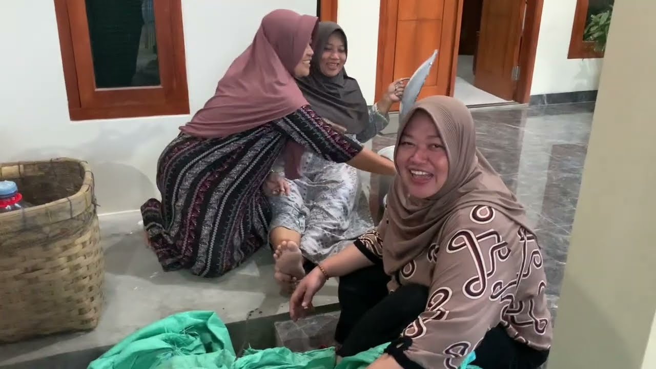 CEO DEWY BERBAGI KEKAYAAN UNTUK KEDUA KAKAKNYA