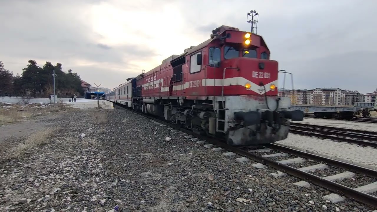 TCDD Dogu Express departing Erzurum behind DE22 031, 23/12/25.