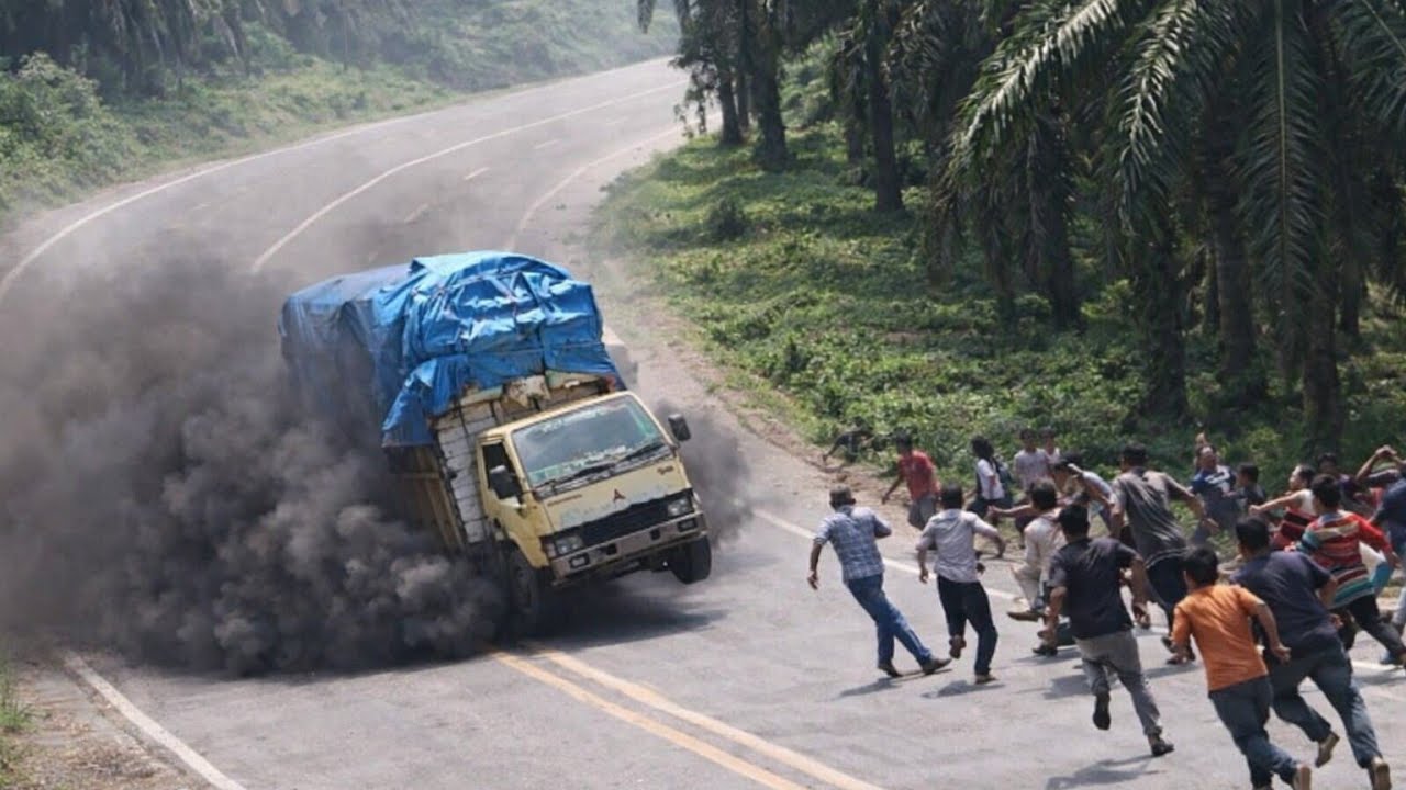 Detik detik truk.menanjak berasap tebal dan mundur kencang||supir mudah baik hati menolong
