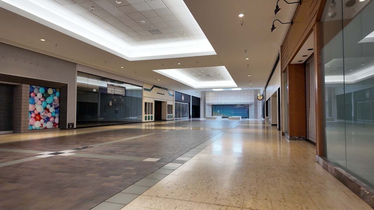 Торговый центр Northpark Mall (Дэвенпорт, штат Айова) — очень длинный торговый центр, построенный...