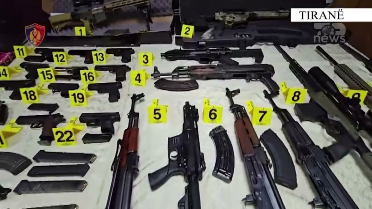Top News- Arsenal i frikshëm luftarak/ Snajpera e pistoleta në një furgon në mes të Tiranës