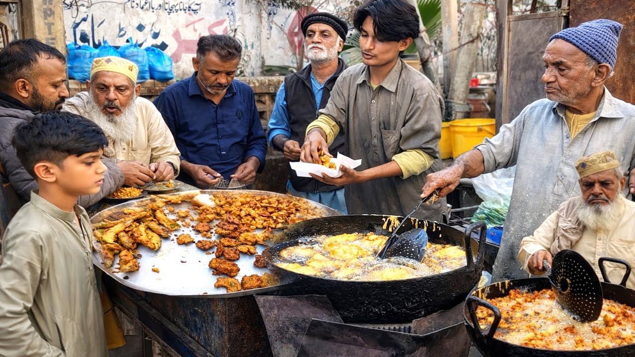 Agra Taj Style Crispy Pakora | Karachi Street Food Ka Zabardast Nashta. @Zaiqaholic