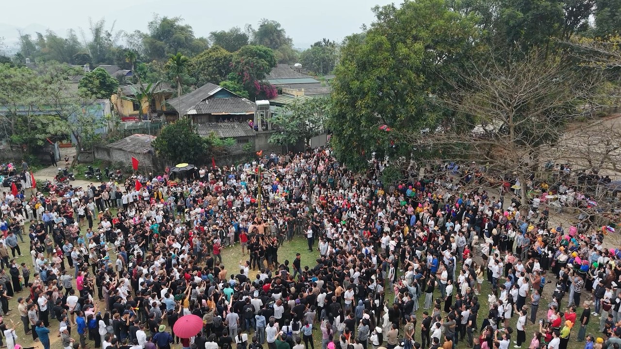 Người thái Mường Lò chơi Tết ngày rằm tháng giêng vui thật  - Cười đau bụng với màn leo cột mỡ