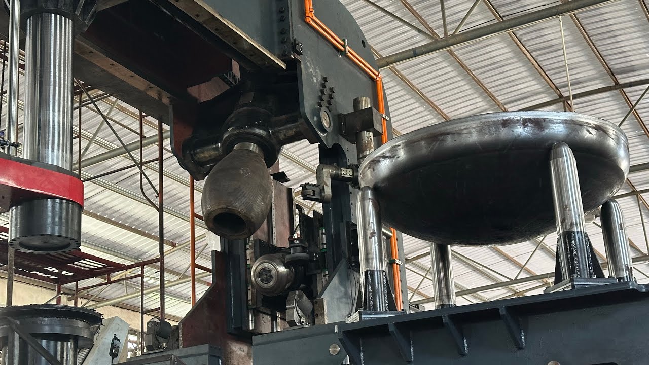 Flanging machine for dish ends