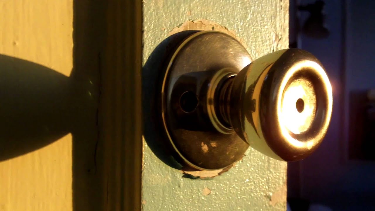 Kodak Zi8 HD DOF test shot - Doorknob