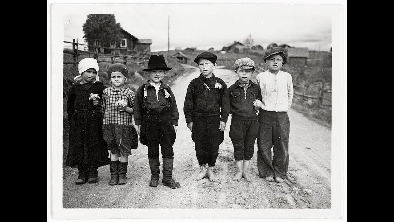 Lasten elämää noin 100 vuotta sitten. Children's life about 100 years ago.