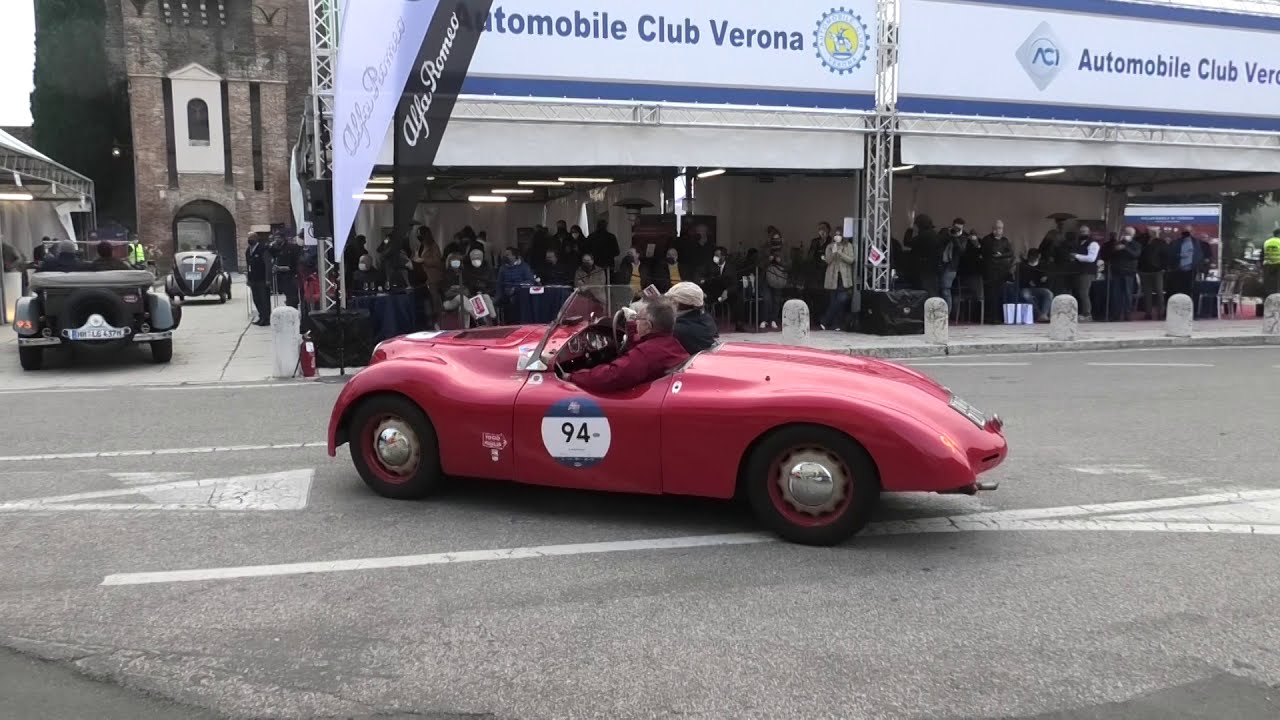 Mille Miglia 2020 - Passaggio di tutte le auto storiche al castello di Villafranca - Historic cars