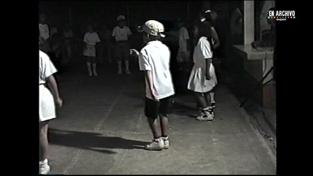 Acto cultural realizado en el Colegio San José en el año 2001 - En Archivo - Aupan