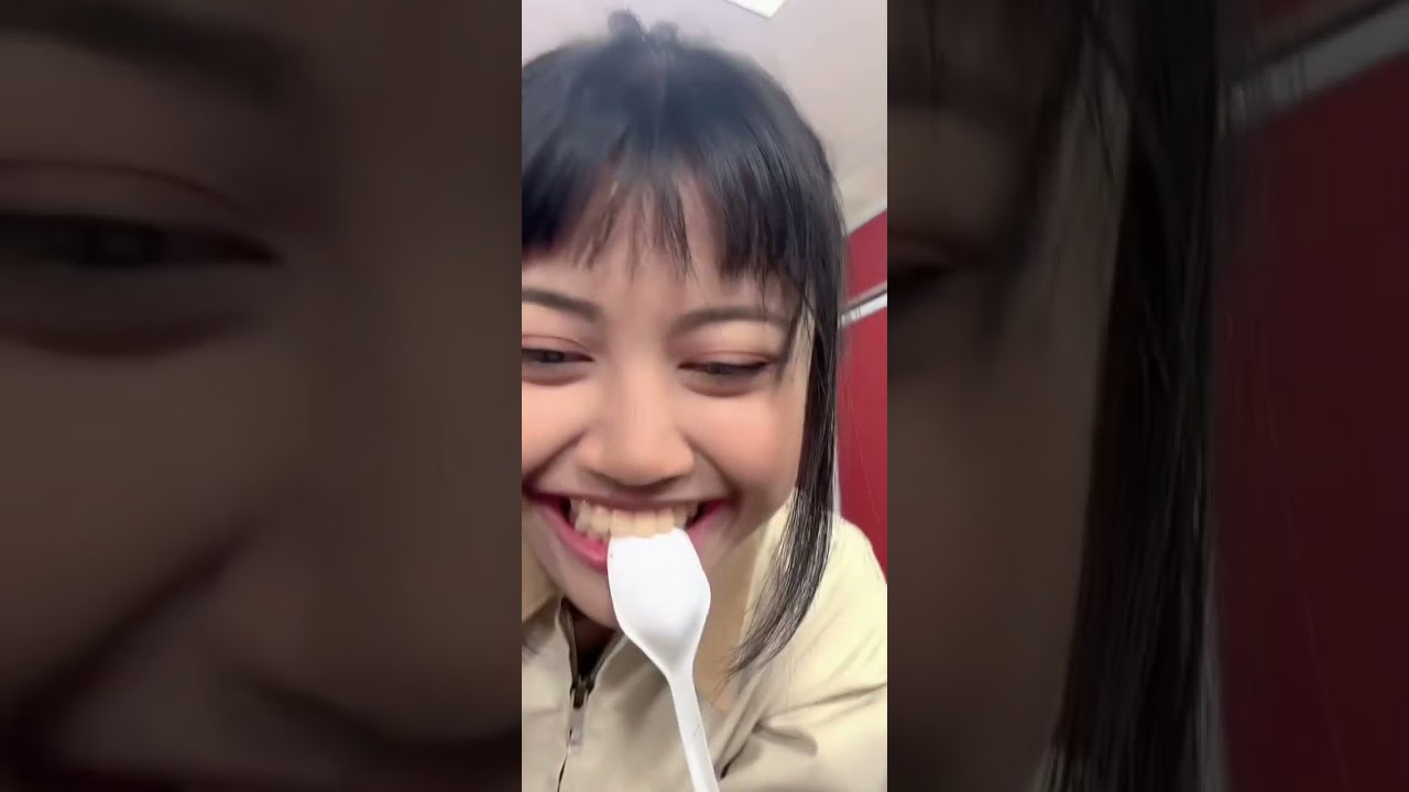 TASYA DA7 PEGANG HP ZAHRA SIMA YANG WALLPAPERNYA PAKAI FOTO EBY RIZTA 