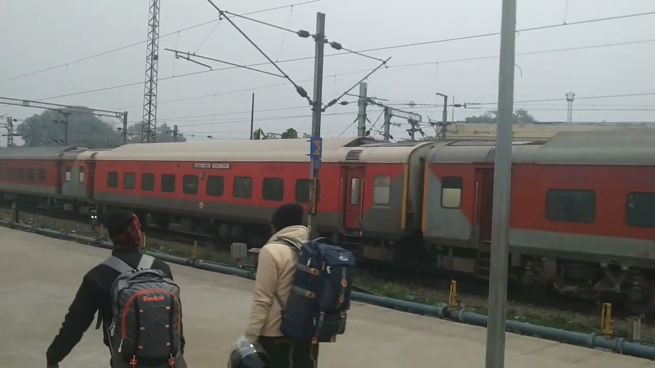Pune wap 7 with Gorakhpur Banda super fast express departing from Lucknow jn.