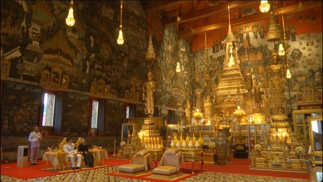 พระบาทสมเด็จพระเจ้าอยู่หัว ทรงเปลี่ยนเครื่องทรง ถวายพระพุทธมหามณีรัตนปฏิมากร  วันที่ ๔ มีนาคม ๒๕๖๙