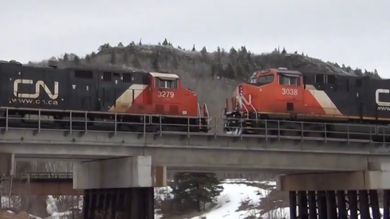 Crazy action along the CN superior subdivision (train meets, power moves, intermodal, and more!)