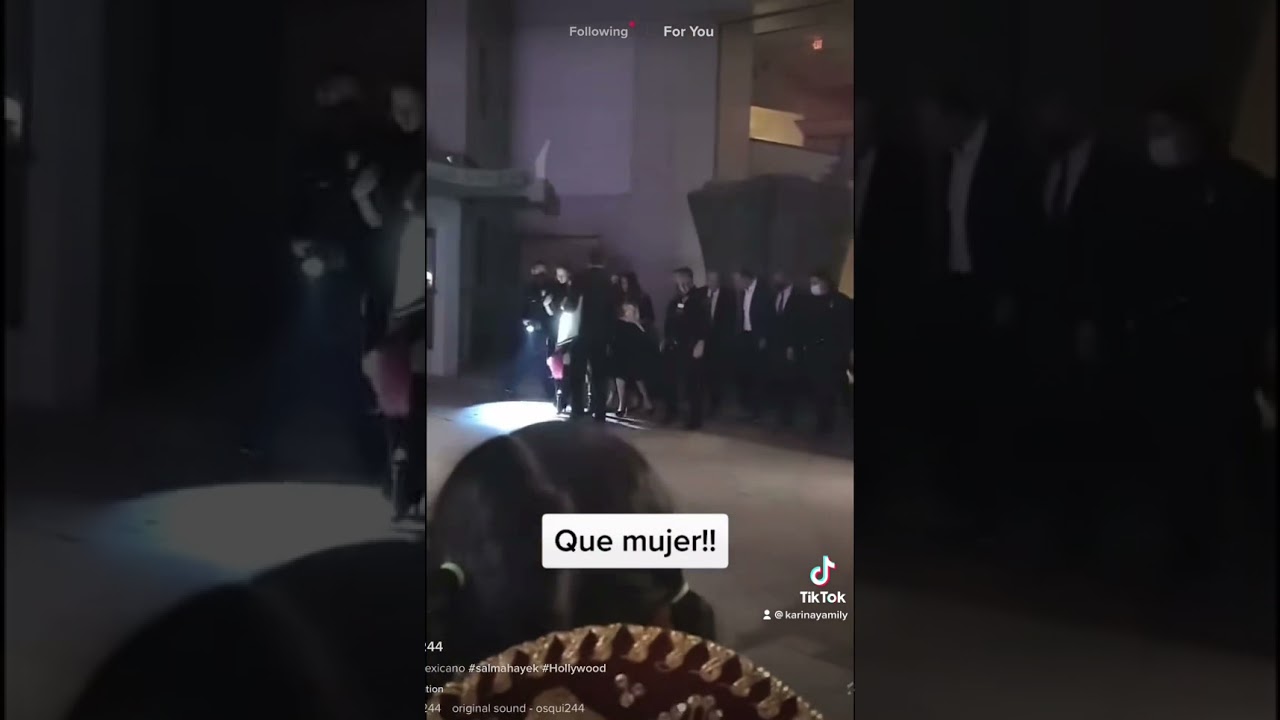 Salma Hayek saludando a sus fans después de develar su estrella en Hollywood