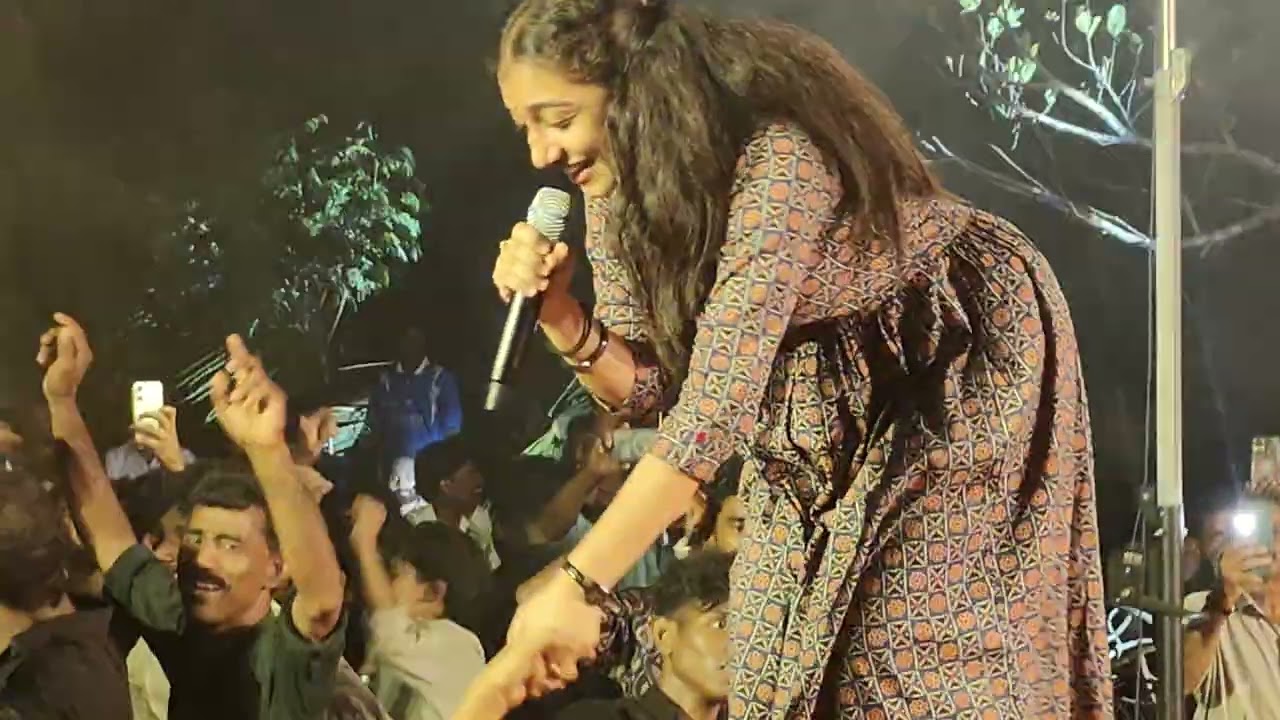  എടവണ്ണപ്പാറ വെട്ടത്തൂർ മരക്കാട്ടിരി ക്ഷേത്രത്തിൽ ഐഡിയ സ്റ്റാർ സിംഗർ ഫെയിം ദിശാപ്രകാശ്  വന്നപ്പോൾ 