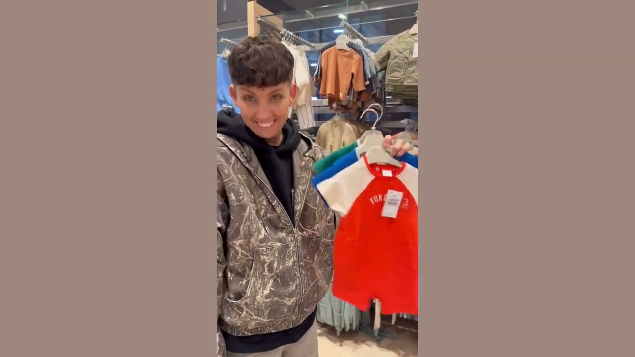 Пора купить яркую одежду для нашего малыша... Я устала, это заметно?