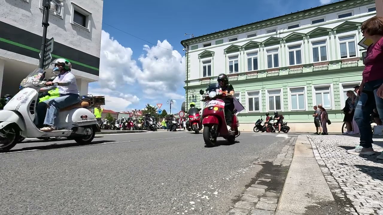 Po Valašsku na skútru  2025 odjezd z náměstí  4K  celá banda.