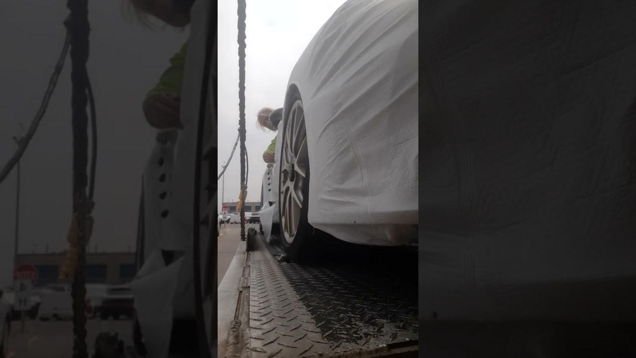 Porsche GT4RS - Loading cars into enclosed trailers.