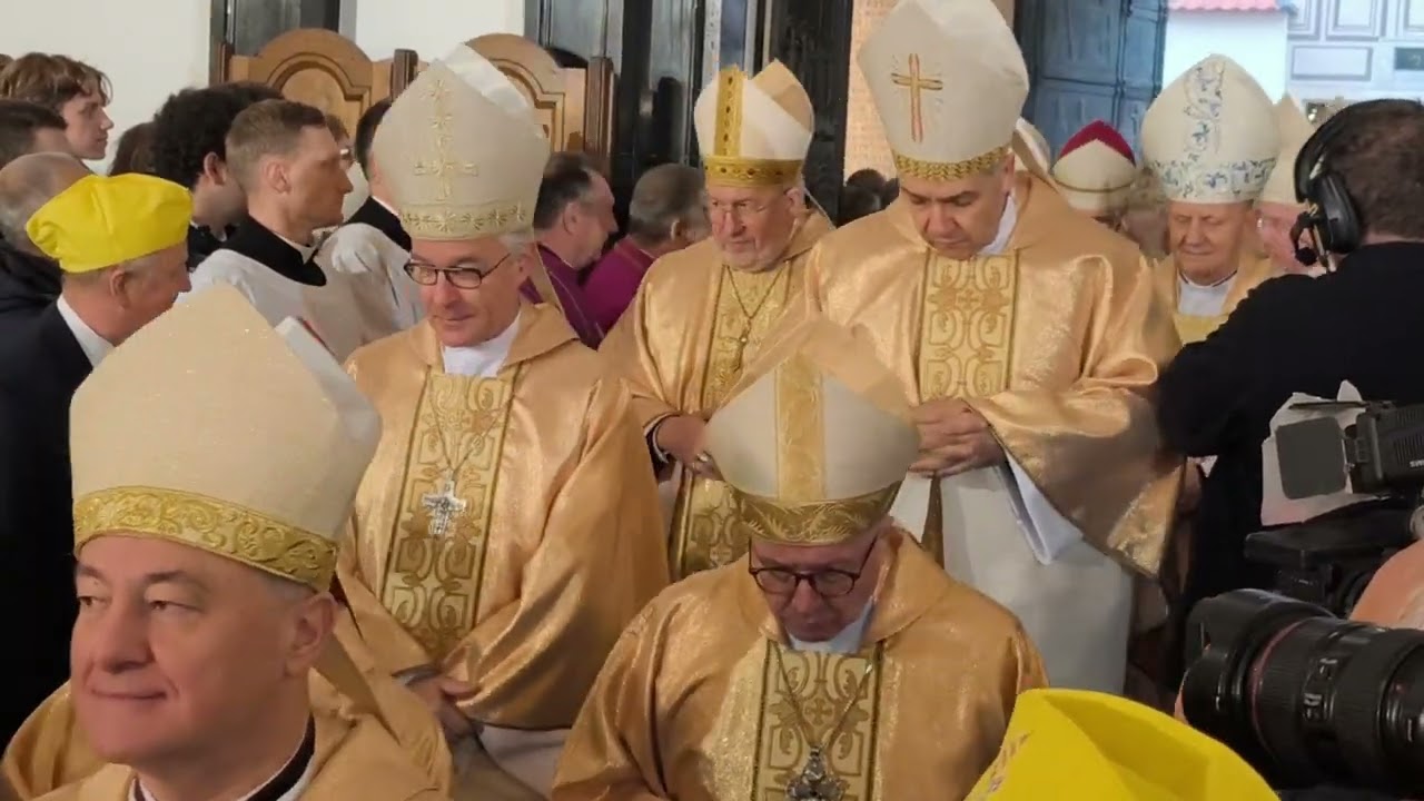 Wejście do katedry warszawskiej abp. Adriana Galbasa
