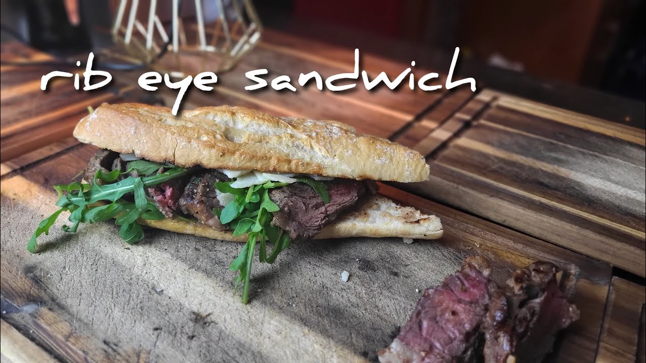 Ένα πεντανόστιμο rib eye Sandwich