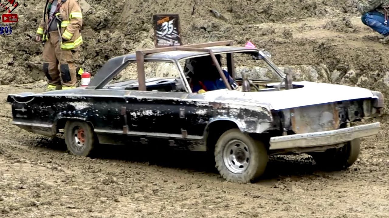 Classic Cars Get SMASHED! Heat 3 Full Size V8 Motorswap Demolition Derby Old Iron