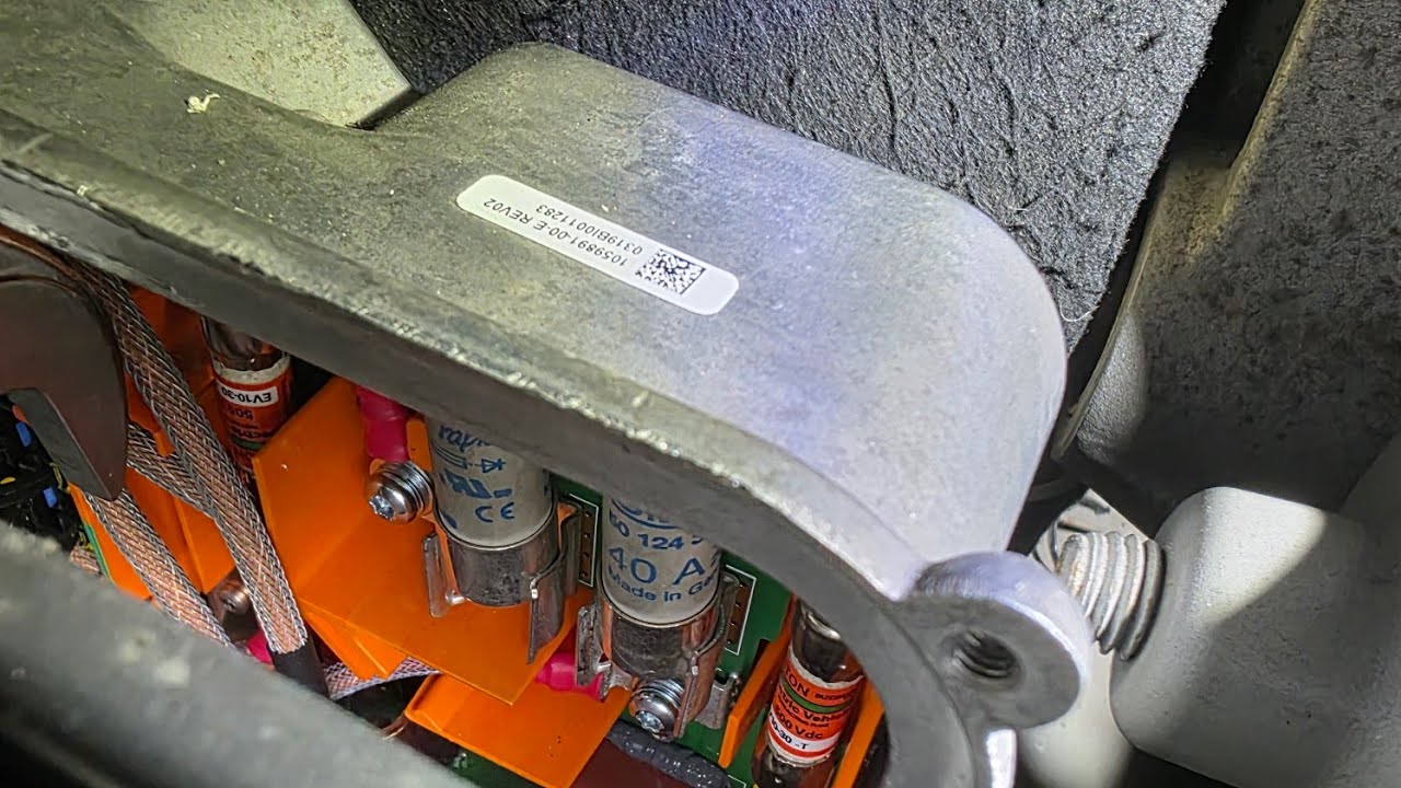 Заміна запобіжника хітера Tesla Model S heater cabin Blown fuse change 