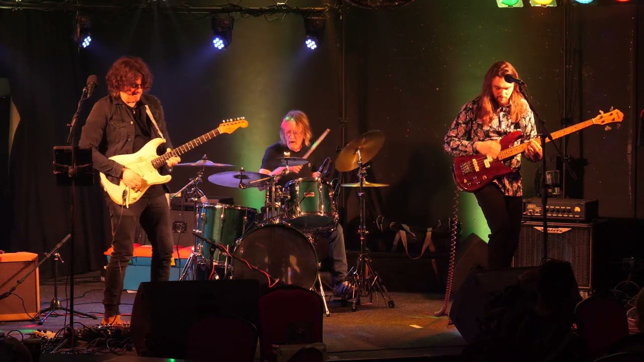 The Troubadours: No Quarter