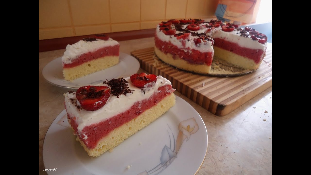 Ciasto z masą truskawkową, bitą śmietaną na puszystym biszkopcie