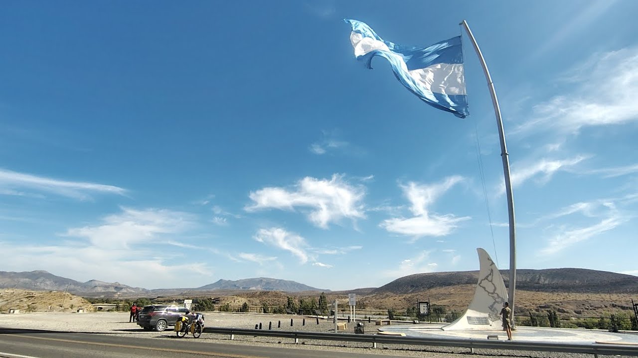 Hito Mitad de la ruta 40! Se me hace costumbre acampar a la vera del camino.